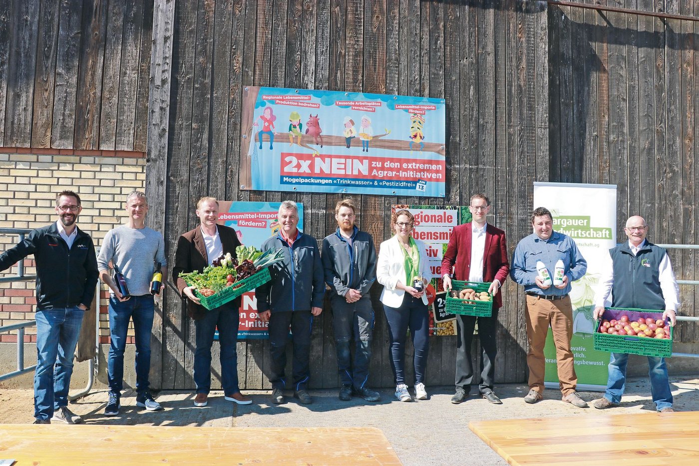 Die Landwirte, der Winzer, der Gemüse- und Obstproduzent und die Bäuerin haben auf dem Bollhof in Wohlen ihre Standpunkte zur Pflanzenschutz-Initiative erläutert. (Bild Ruth Aerni)