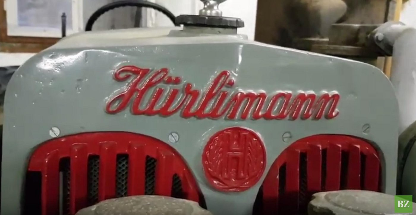 Stefan Stähli mit einem seiner ältesten Prunkstücke, dem Cletrac W, Baujahr 1926. (Bild nb)