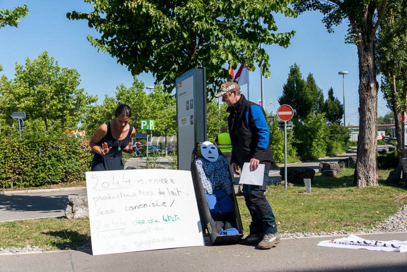 "Bloss nicht mehr berühren". Das Schild hält. Uniterre hat ausgerechnet, dass bei gleichem Fortschreiten des Strukturwandels 2044 der letzte Milchproduzent seinen Hof schliesst.