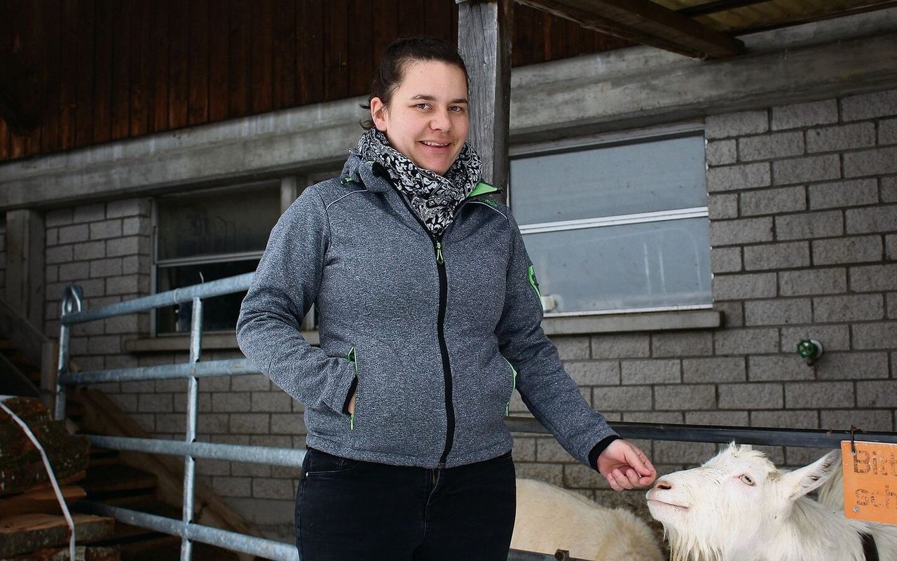 «Bei unseren Tieren wissen wir, wie sie gelebt haben, und können das Fleisch mit gutem Gewissen verkaufen»: Jeannette Jung mit einer der Hofgeissen. 