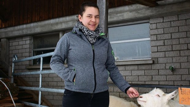 «Bei unseren Tieren «Bei unseren Tieren wissen wir, wie sie gelebt haben, und können das Fleisch mit gutem Gewissen verkaufen»: Jeannette Jung mit einer der Hofgeissen.