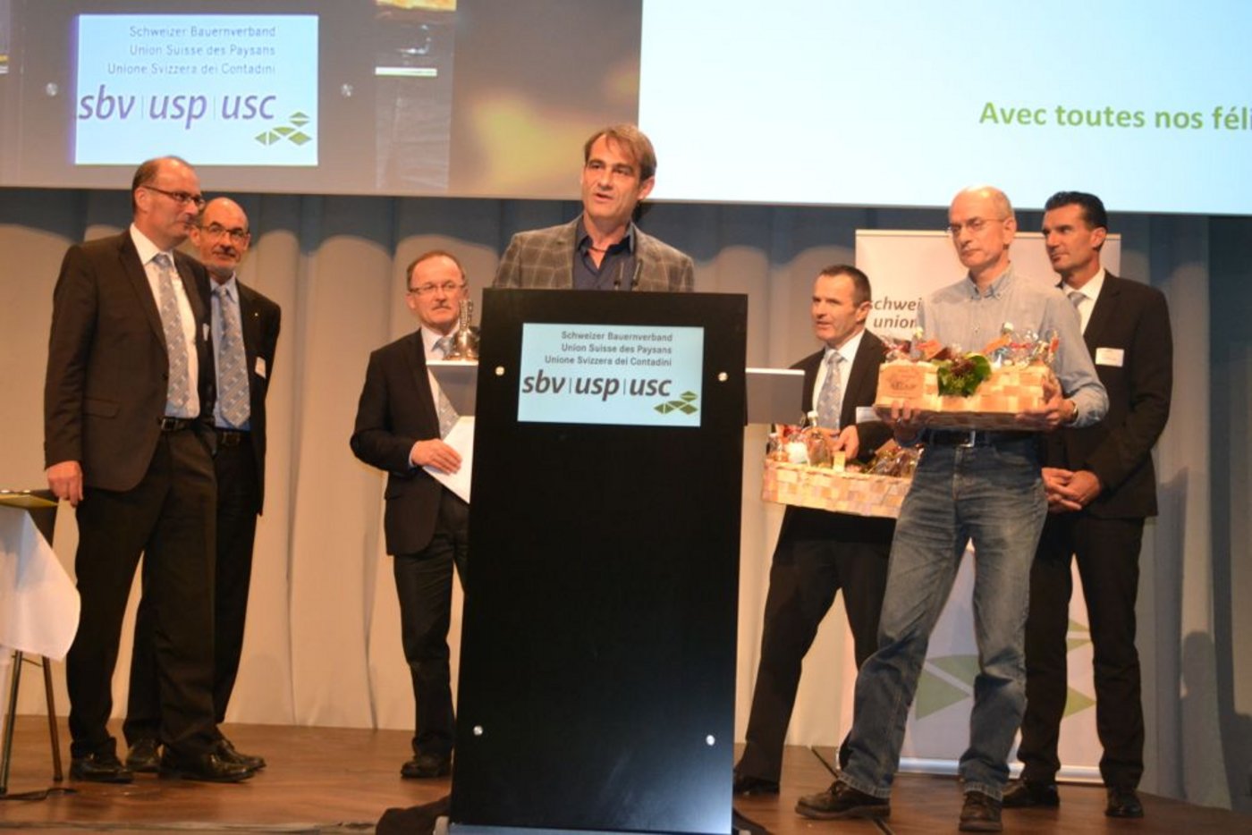 für die Deutschschweiz geht an Moderator Thomy Scherer (am Mikrofon) und Redaktor Jürg Oehninger (2.v.r.) von Radio SRF1. 