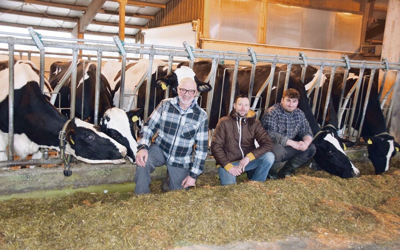 Sie setzen voll auf die Holsteinzucht: Christian (Mitte) und sein Vater Erich Walker. Hier mit dem Lehrling Levin Strähl. 