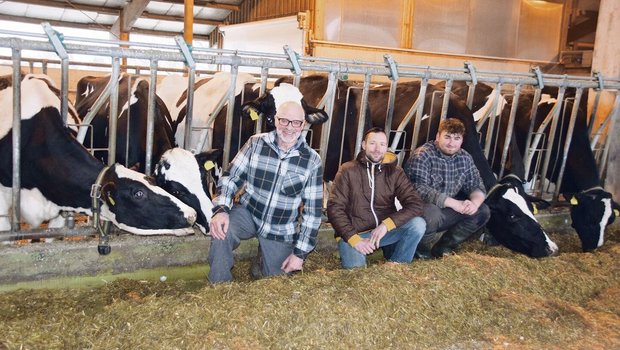 Sie setzen voll auf Sie setzen voll auf die Holsteinzucht: Christian (Mitte) und sein Vater Erich Walker. Hier mit dem Lehrling Levin Strähl.