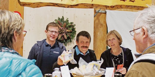Der Alpkäse der Familie Gisler verkauft sich gut (v. l. n. r.): Roger, Sepp und Martha Gisler. Sepp Gisler ist seit Beginn als Präsident des Alpkäsemarkts mit dabei. (Bild Robert Kuster)