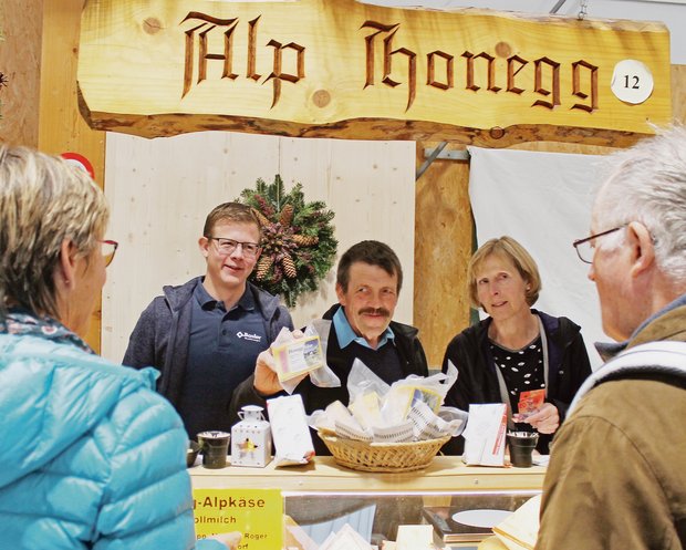 Der Alpkäse der Familie Gisler verkauft sich gut (v. l. n. r.): Roger, Sepp und Martha Gisler. Sepp Gisler ist seit Beginn als Präsident des Alpkäsemarkts mit dabei. (Bild Robert Kuster)