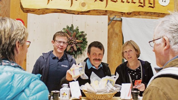 Der Alpkäse der Familie Gisler verkauft sich gut (v. l. n. r.): Roger, Sepp und Martha Gisler. Sepp Gisler ist seit Beginn als Präsident des Alpkäsemarkts mit dabei. (Bild Robert Kuster)