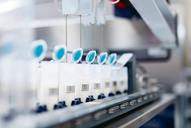 So geht die Suisselab AG bei Tankmilchtests vor Für die Milchanalyse gelangen verschiedene Proben an die Suisselab AG.(Bild Suisselab)