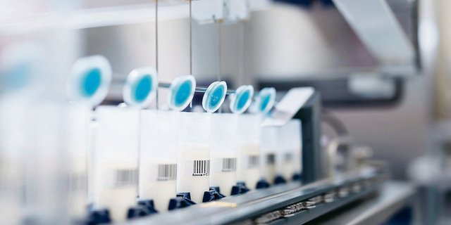 Für die Milchanalyse gelangen verschiedene Proben an die Suisselab AG.(Bild Suisselab)