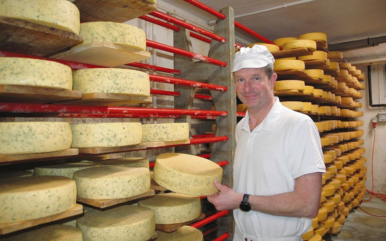 Beat Kipfer in seinem grossen Käselager. Die Käsevielfalt besteht aus 15 verschiedenen Sorten. 