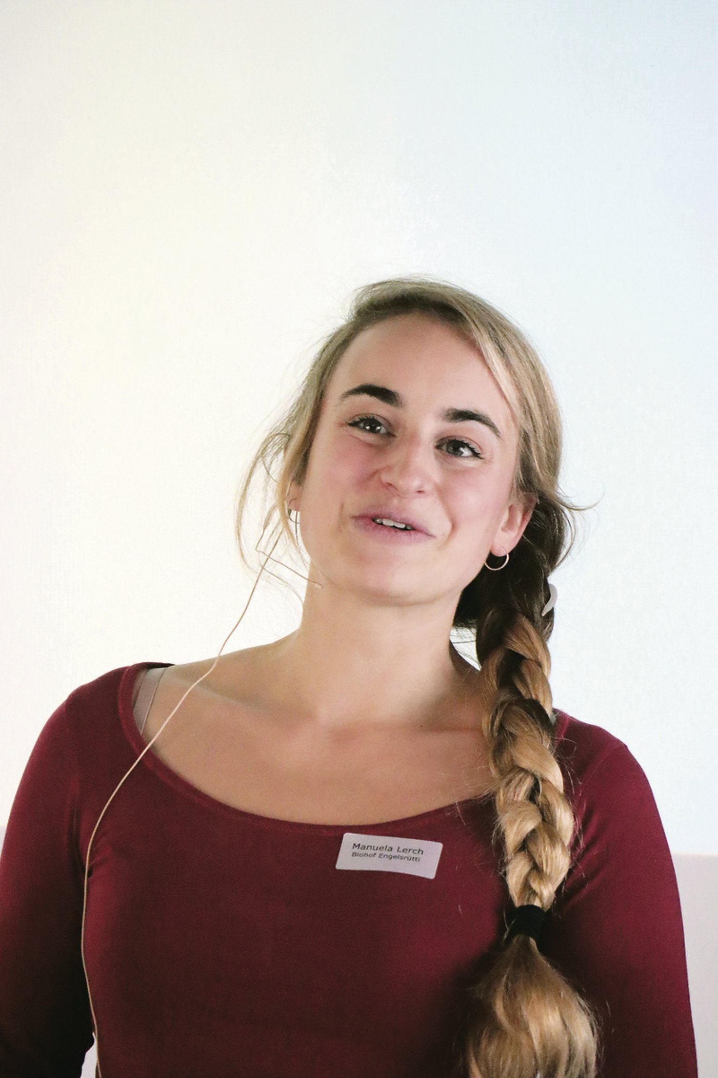 Manuela Lerch lässt die Kälber bei den Milchkühen saugen und hat gute Erfahrungen gemacht.