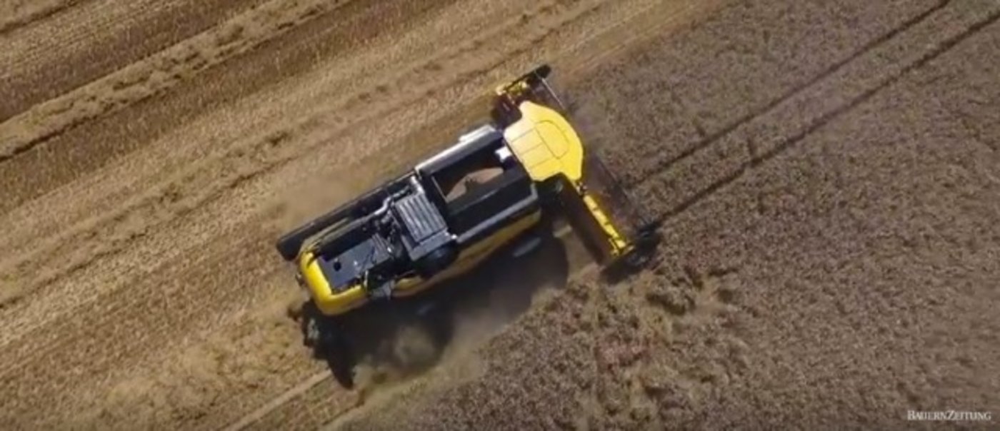 Der New Holland-Mähdrescher von oben. (Bild zVg)