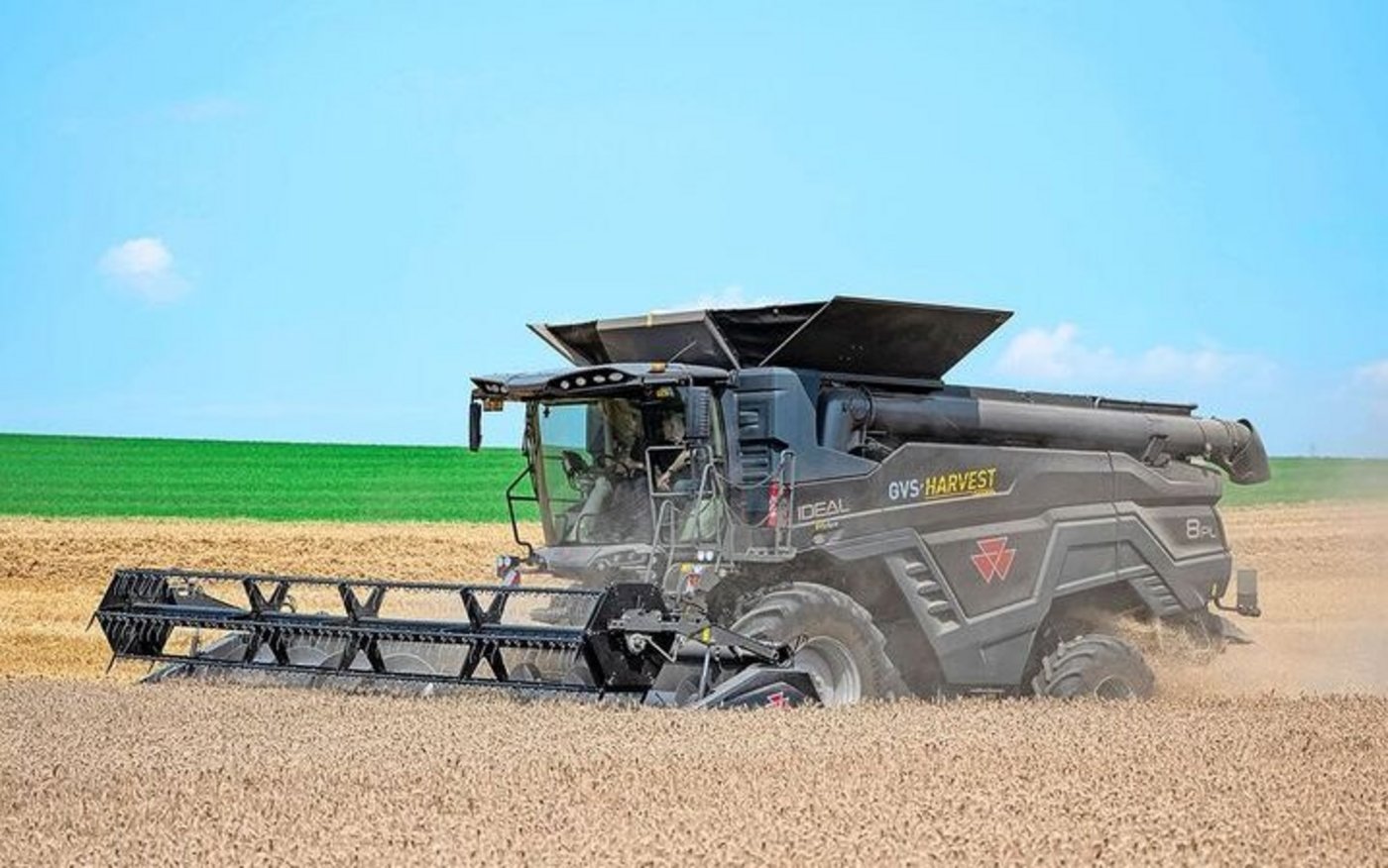 Wegen der schlechten Wetterprognose wurde die geplante Ernte-Vorführung mit dem Mähdrescher MF Ideal 8 Pl am Vortag durchgeführt. 