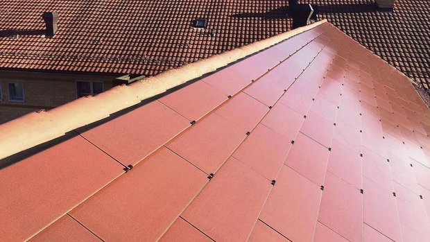 Der Solarziegel «Match» des Schweizer Solarherstellers Megasol lässt sich problemlos in ein bestehendes Ziegeldach einfügen.