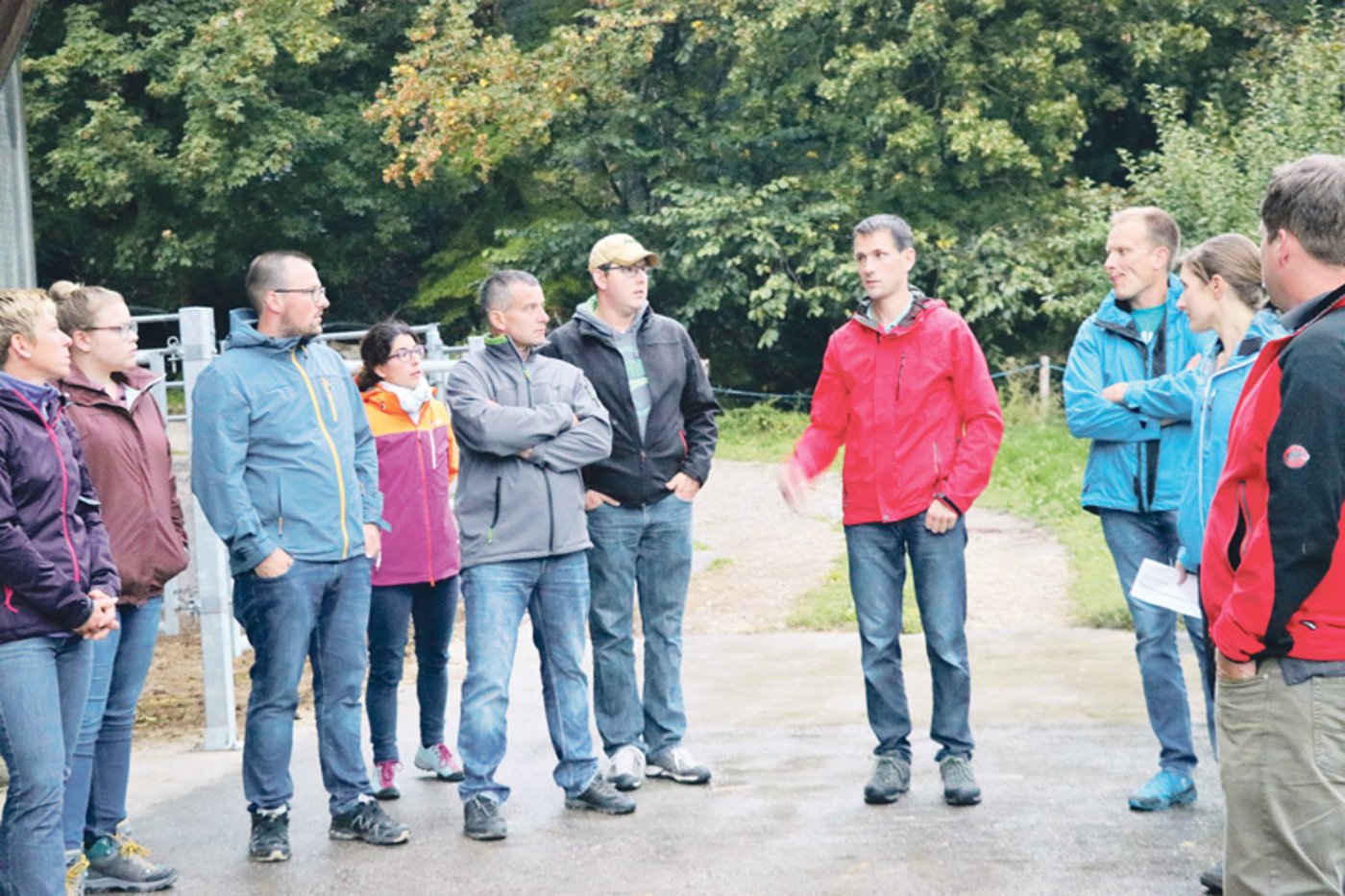 Martin Kneubühler (rote Jacke) und seine Frau Monika (2. v. r.) haben Berufskollegen Einblicke in ihren Betrieb gewährt. Die fremden Augen sollen  den eigenen Blick auf Dinge lenken, die im Alltag untergehen. (Bilder Ruth Aerni)