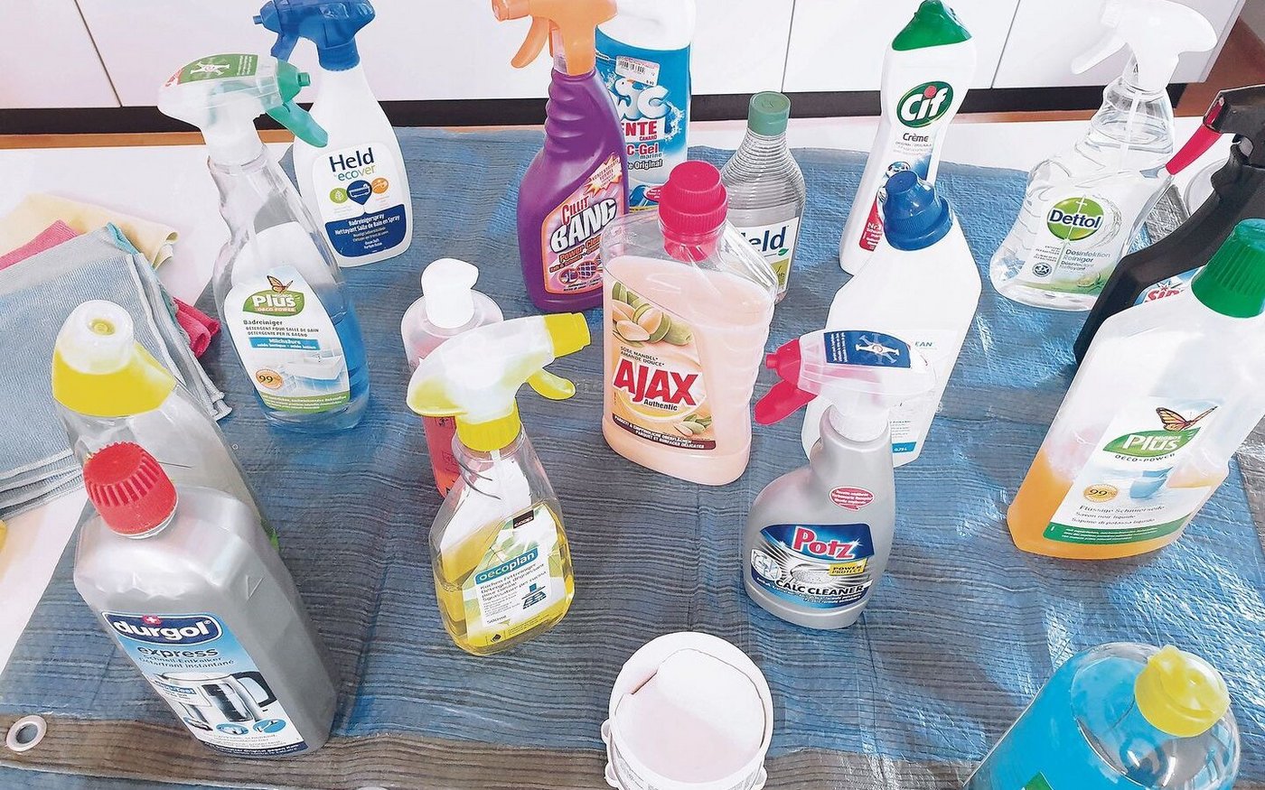 Wer sich einmal Orientierung im Putzmitteldschungel verschafft, hat nachher ein einfacheres Leben und vermeidet Fehler, die der Umwelt, dem Material und dem Portemonnaie schaden. 