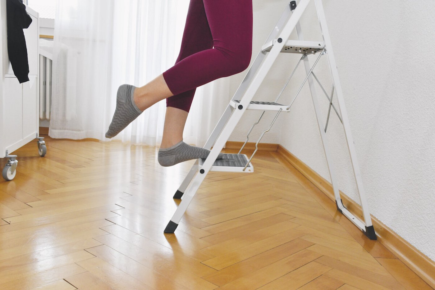 Mit den Fussballen auf eine Stufe oder Trittleiter stehen. Festhalten! Ferse langsam nach unten ins Leere drücken, bis Sie eine Dehnung in der Wade spüren. Zehn Sekunden halten, wechseln, wiederholen. 