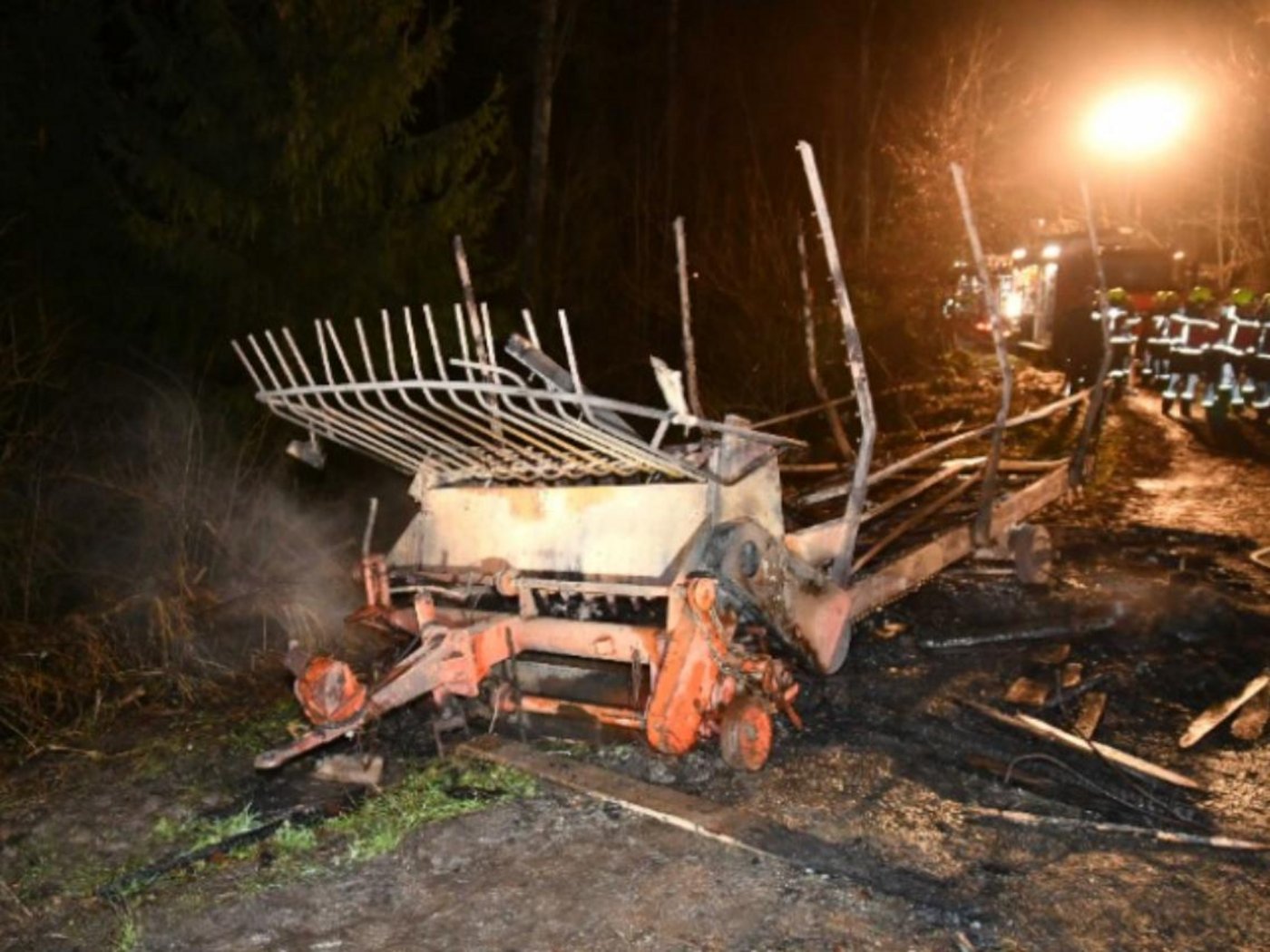 Am Mittwoch, 12. Februar, wurde dieser Ladewagen in Brand gesetzt. Der Täter stellte sich nun der Polizei. (Bild Polizei Schweiz)