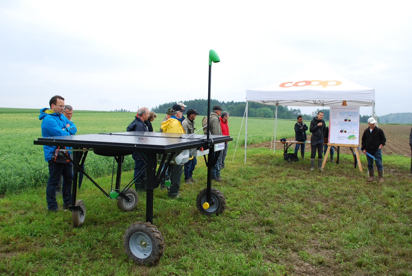 Der Jätroboter Robotix wird vorgestellt. Mittels kleinen Bohrern bohrt er die Unkräuter aus dem Boden. Aufgrund des nassen Wetters ist er die einzige Maschine, die vorgeführt werden kann.