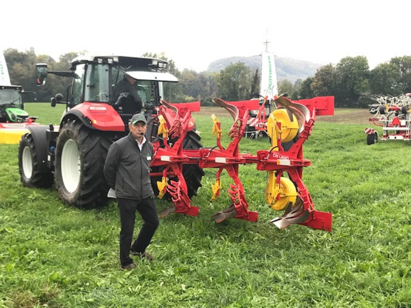 Präsentation eines Pflugmodells, das sowohl klassisch wie auch on land eingesetzt und einfach umgestellt werden kann. (Bild akr)