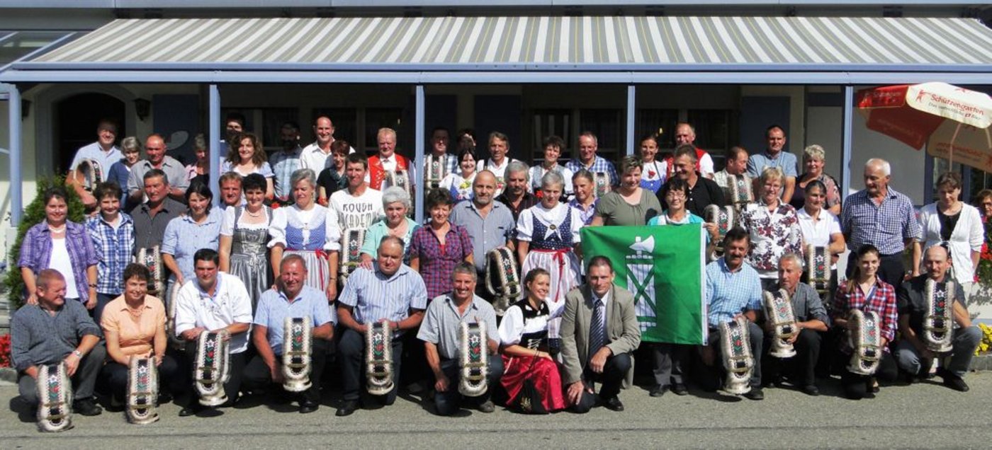 as sind die Geehrten aus dem Kanton St. Gallen. VMMO-Präsident Hanspeter Egli und Milchprinzessin Jasmin Baumann posieren vor der Fahne. Auf dem nächsten Bild ... (Bilder: zVg)