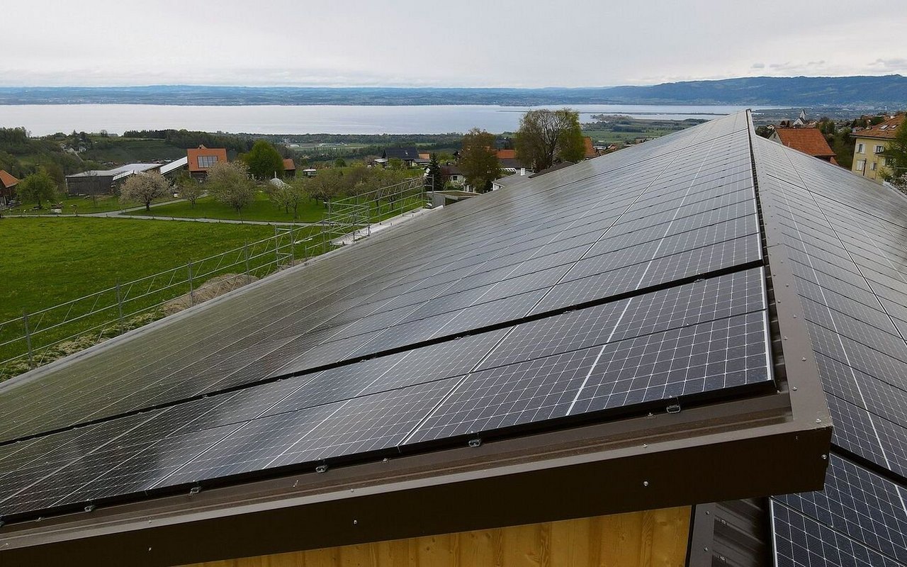 An sonnigen Tagen produziert die 160-kWp-Fotovoltaikanlage auf der gesamten Dachfläche bis zu 800 kW. 