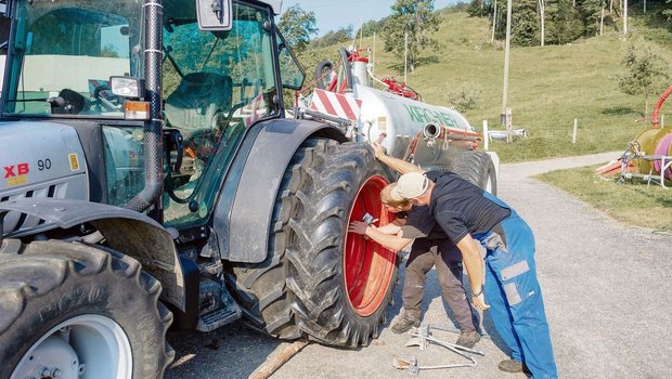 Lehrmeister instruie Lehrmeister instruiert Lernenden für die Montage des Doppelrades. Zufriedene Auszubildende lernen und leisten mehr, auch in der landwirtschaftlichen Lehre.