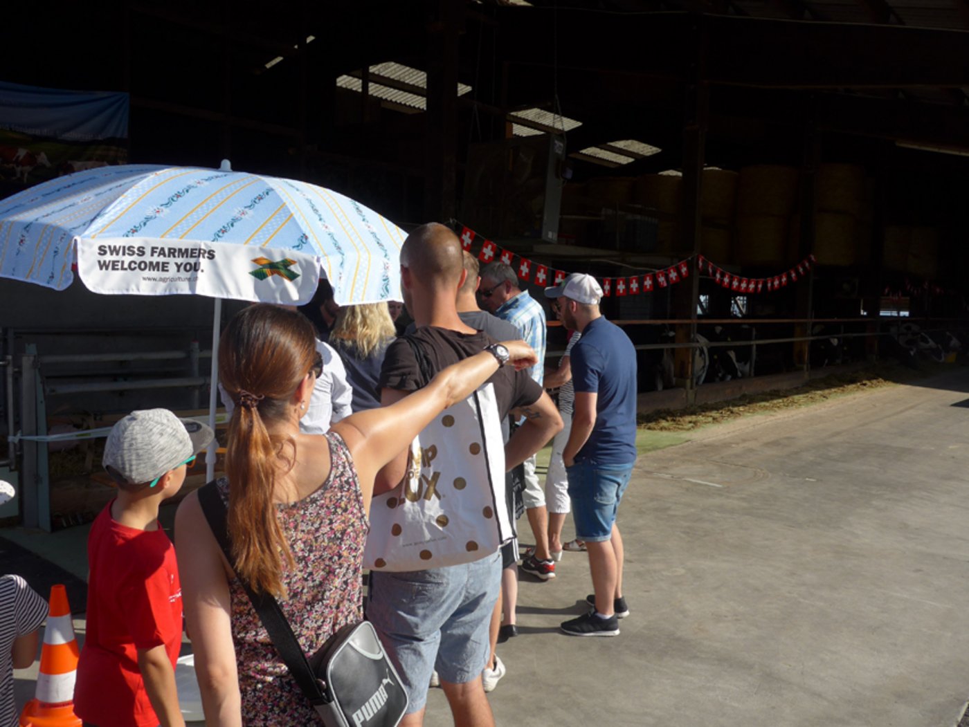 Vorfreude: Die Gäste stehen an der Kasse an, nur noch wenige Meter zum üppigen Frühstück. (Bild akr)