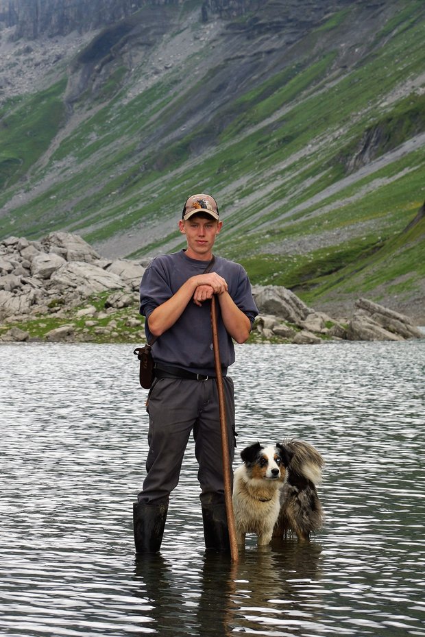 Sven mit Border Collie Tiger, der ihn bei der Arbeit rund ums Vieh unterstützt. (Bild Ruth Aerni)