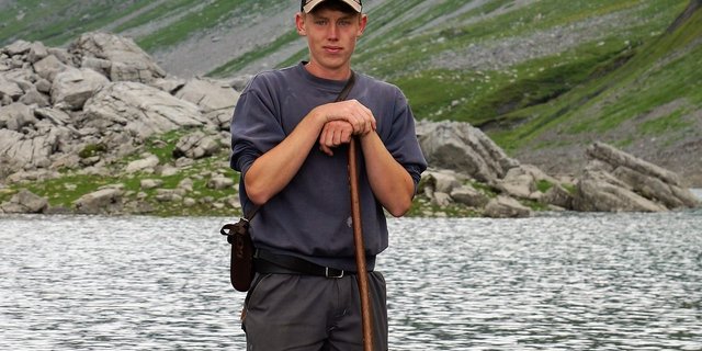 Sven mit Border Collie Tiger, der ihn bei der Arbeit rund ums Vieh unterstützt. (Bild Ruth Aerni)