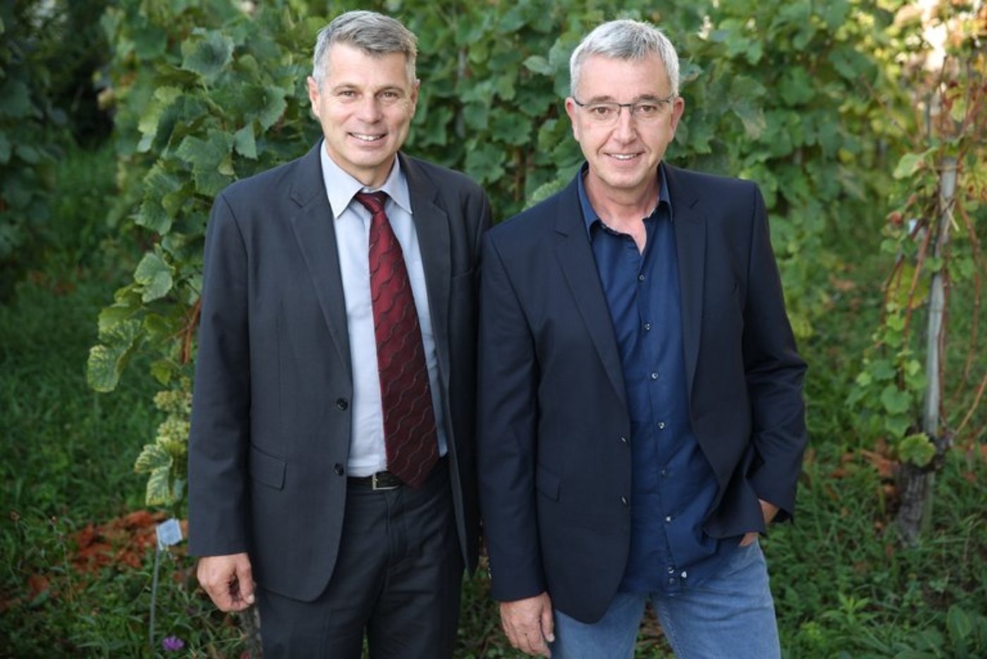 Volkswirtschaftsdirektor Christoph Ammann und Martin Hubacher, Berner Winzer des Jahres 2018. (Marco Zanoni)