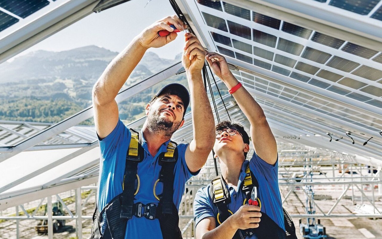 Die Solarmodule wurden von Insolight entwickelt und sind direkt in die Dachelemente integriert.