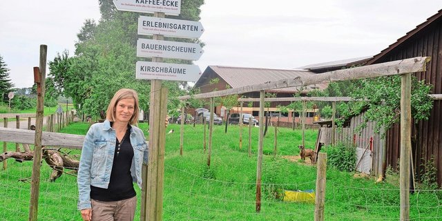 Caroline Barth lebt und arbeitet in einer Generationengemeinschaft in Altnau am Bodensee. Der Hof produziert Äpfel und ist für Ferienaufenthalte und Anlässe beliebt.    