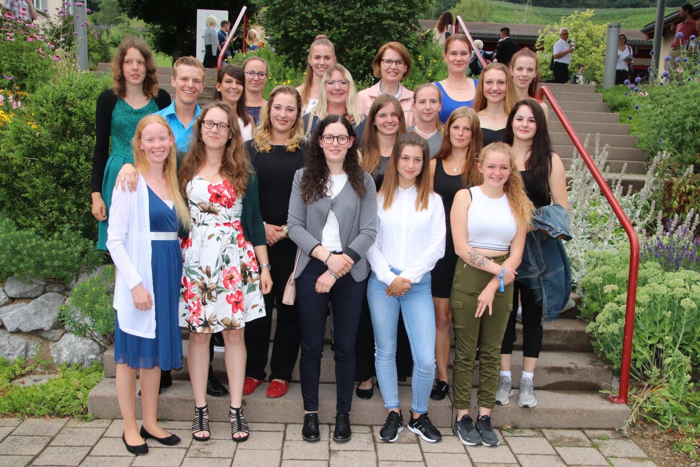 Sie haben ihre Ausbildung als Pferdefachpersonen EFZ in der Fachrichtung Pferdepflege abgeschlossen. (Bilder Roland Müller) 