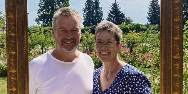 Karin und Urs Hänni lernten sich Ende der Schulzeit kennen und sind seit 37 Jahren ein Paar. Die beiden führen zusammen einen Landwirtschafts- und einen Gartenbaubetrieb. 