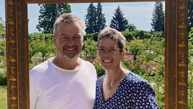 Karin und Urs Hänni Karin und Urs Hänni lernten sich Ende der Schulzeit kennen und sind seit 37 Jahren ein Paar. Die beiden führen zusammen einen Landwirtschafts- und einen Gartenbaubetrieb.