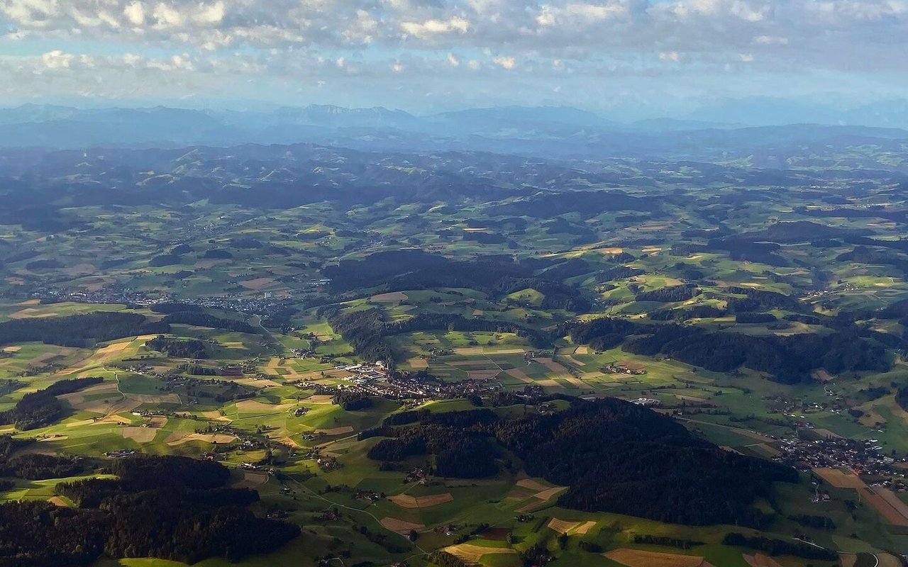 Blick aus der Vogelperspektive vom Mittelland Richtung Alpen: Die Fruchtfolgeflächen nehmen auch aufgrund des grossen Siedlungsdruckes ab. 