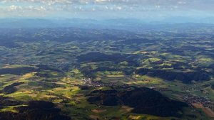 Blick aus der Vogelperspektive vom Mittelland Richtung Alpen: Die Fruchtfolgeflächen nehmen auch aufgrund des grossen Siedlungsdruckes ab. 