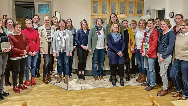 Der Arbeitskreis Akt Der Arbeitskreis Aktive Bäuerinnen hat Besuch aus dem Bundestag erhalten. Die Abgeordnete Susanne Mittag liess sich über die Herausforderungen im bäuerlichen Alltag in der Region Wesermarsch ins Bild setzen.