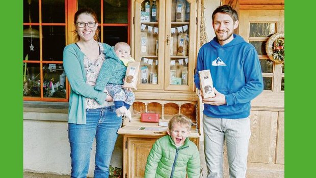 Süsslupinen aus Riggisberg statt Soja aus Brasilien Das Mini-Hoflädeli besteht aus einem Schrank und ist nur der kleinste Absatzkanal für die Produkte vom «Muriboden-Hof». (Bild jba)