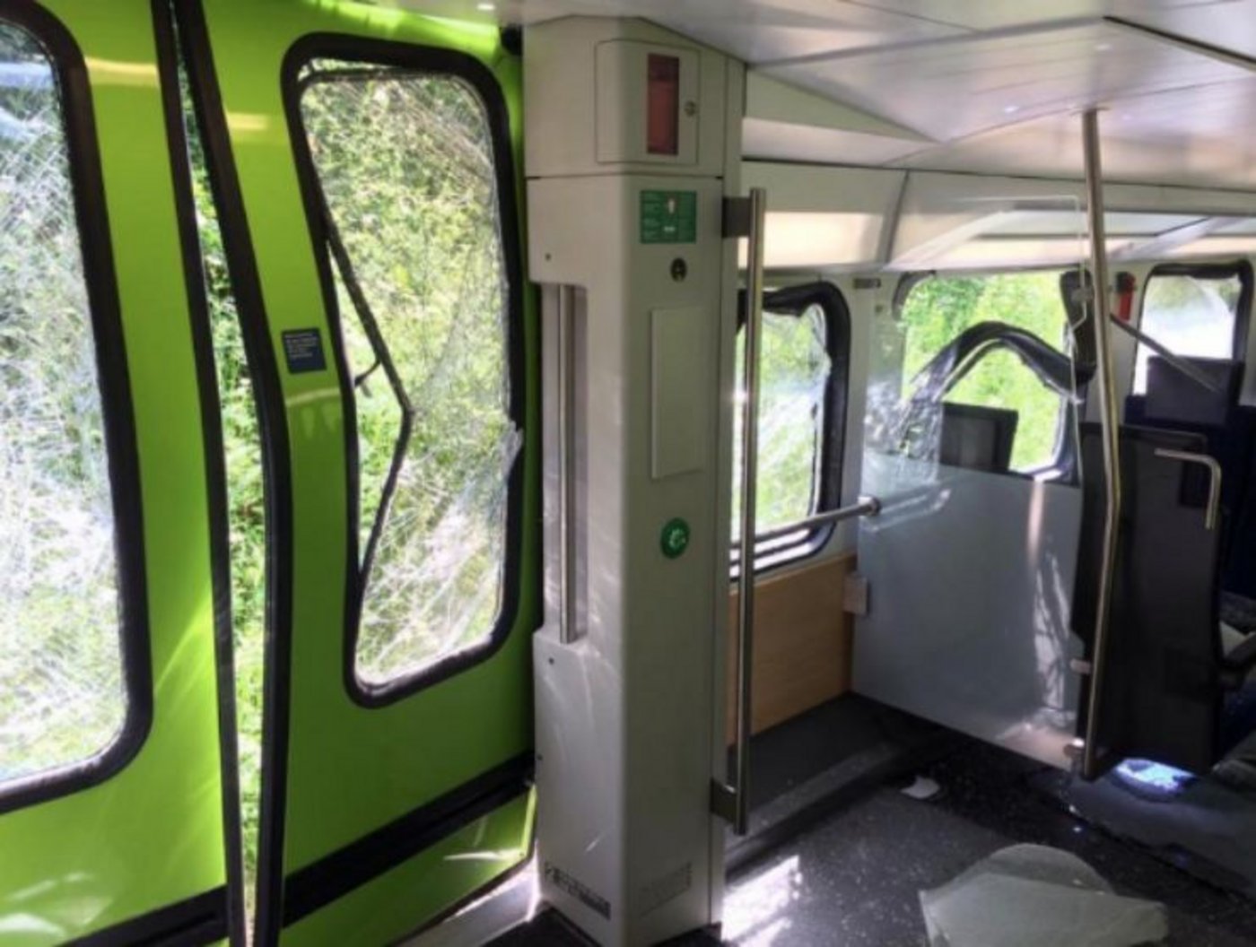 Die Passagiere im Zug blieben unverletzt. Die Feuerwehr Schwarzenburg organisierte die Weiterfahrt für die Passagiere, bis Bahnersatzbusse bereitstanden. (Bild polizei-schweiz.ch)