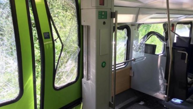 Die Passagiere im Zug blieben unverletzt. Die Feuerwehr Schwarzenburg organisierte die Weiterfahrt für die Passagiere, bis Bahnersatzbusse bereitstanden. (Bild polizei-schweiz.ch)