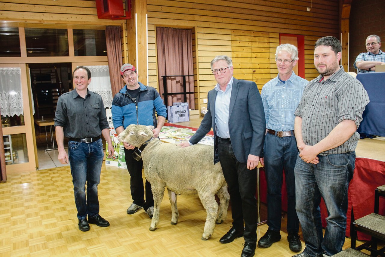 Isidor Baumann (Mitte) bekam die Ehrenmitgliedschaft und ein Schaf. (Bild Robi Kuster)