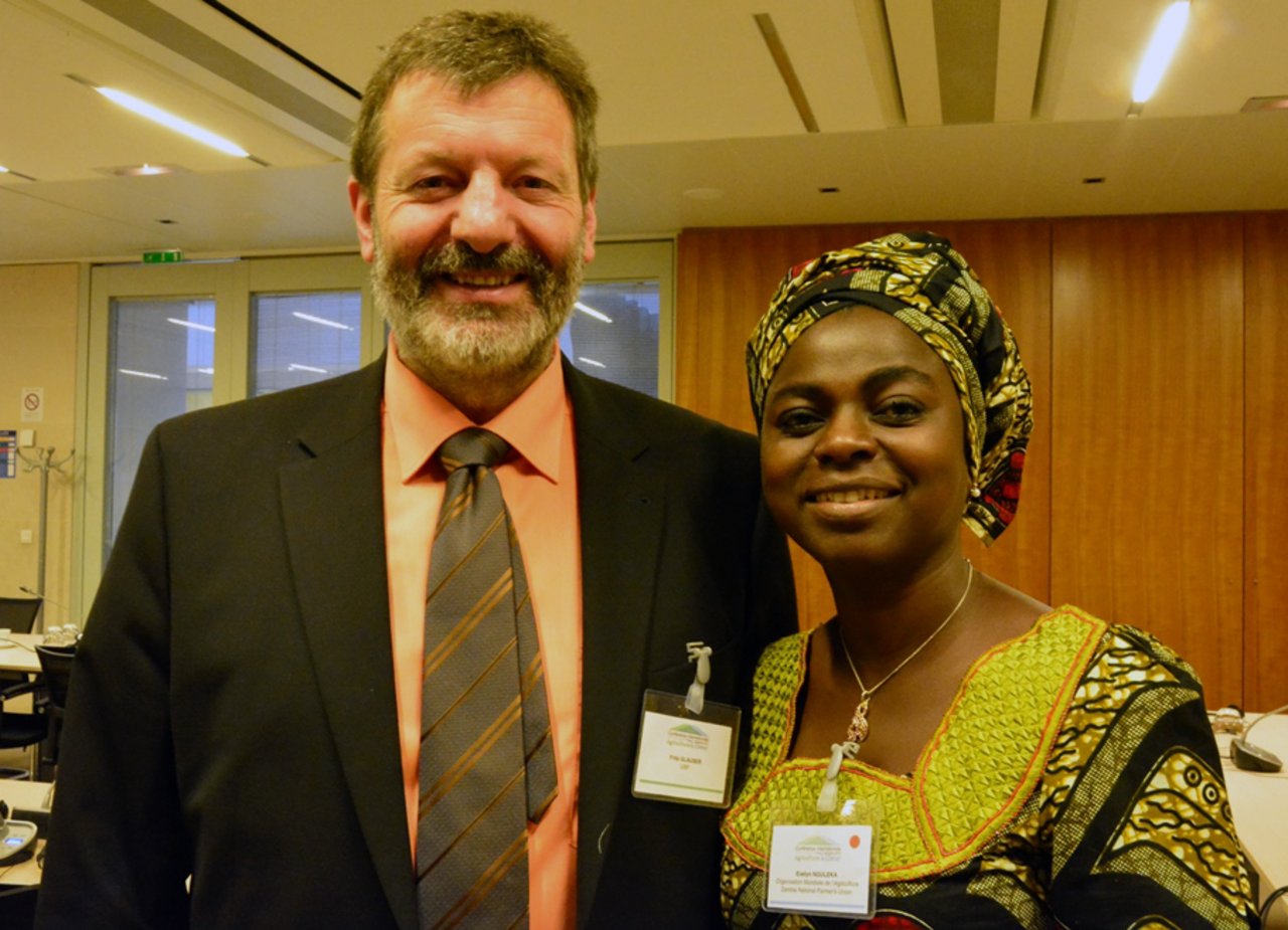 Fritz Glauser zusammen mit Evelyn Nguleka, Präsidentin des Weltbauernverbandes. (Bild Beat Röösli/SBV)