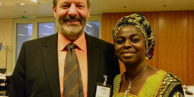 Fritz Glauser zusammen mit Evelyn Nguleka, Präsidentin des Weltbauernverbandes. (Bild Beat Röösli/SBV)