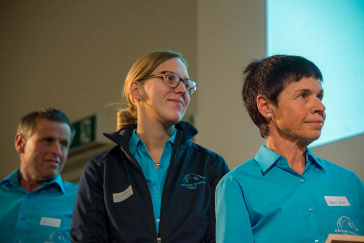 Fritz Kunz, Susanne Schurter und Irene Kunz nehmen wenige Augenblicke vorher den OGG-Award entgegen und hören sich die Begründung an. 