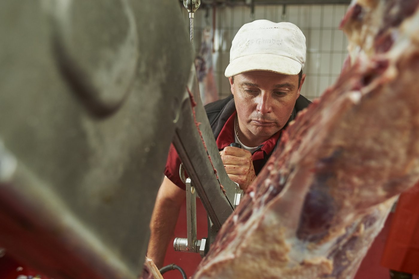 Kurz nach der Ankunft werden die Tiere geschlachtet und zerteilt. (Bild Berghilfe)