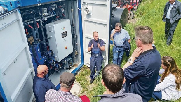 Marco Lamprecht erkl Marco Lamprecht erklärt die Flexbio-Biogasanlage zur Weiterverarbeitung von Gülle und Speiseresten.