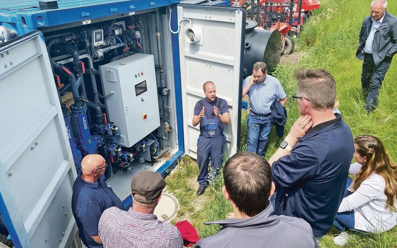 Marco Lamprecht erklärt die Flexbio-Biogasanlage zur Weiterverarbeitung von Gülle und Speiseresten.