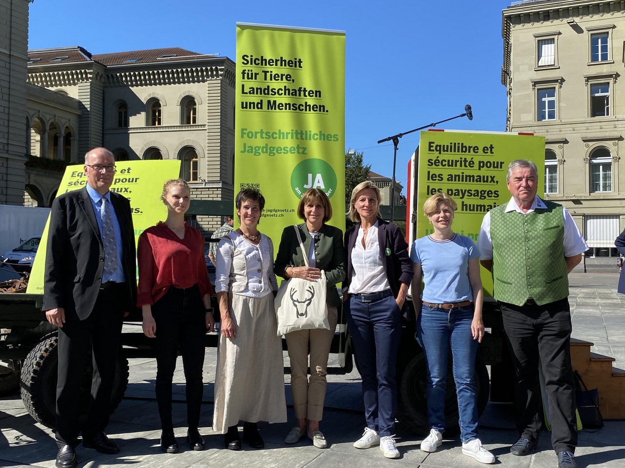 Sprachen an der Manifestation zum Publikum: Markus Ritter, Jill Nussbaumer, Regula Schmid-Blumer, Christine Bulliard-Marbach, Simone de Montmollin, Esther Friedli und Anton Merkle (v.l.n.r.) sprachen an der Manifeststion zum JA-Komittee. (Bild lja)